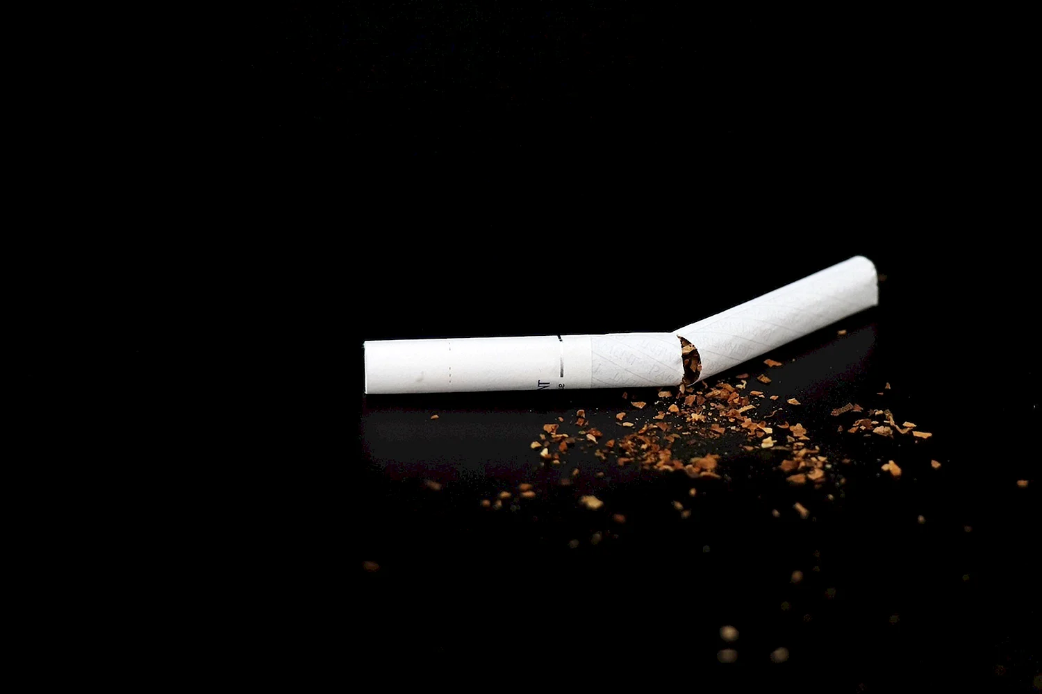 Сигарета на черном фоне