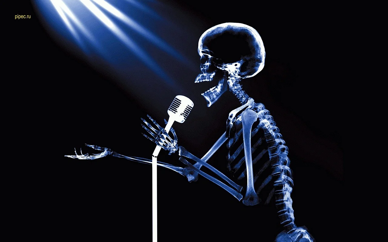 Скелет с микрофоном