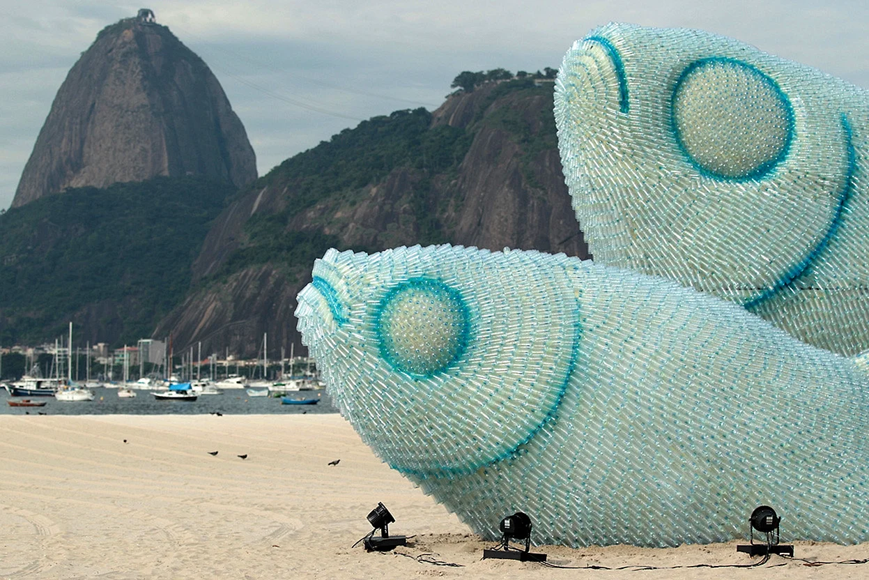 Скульптура гигантской рыбы в Рио
