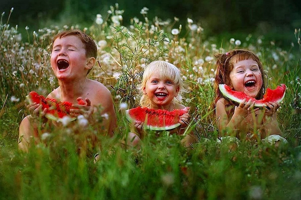 Смех и улыбки детей
