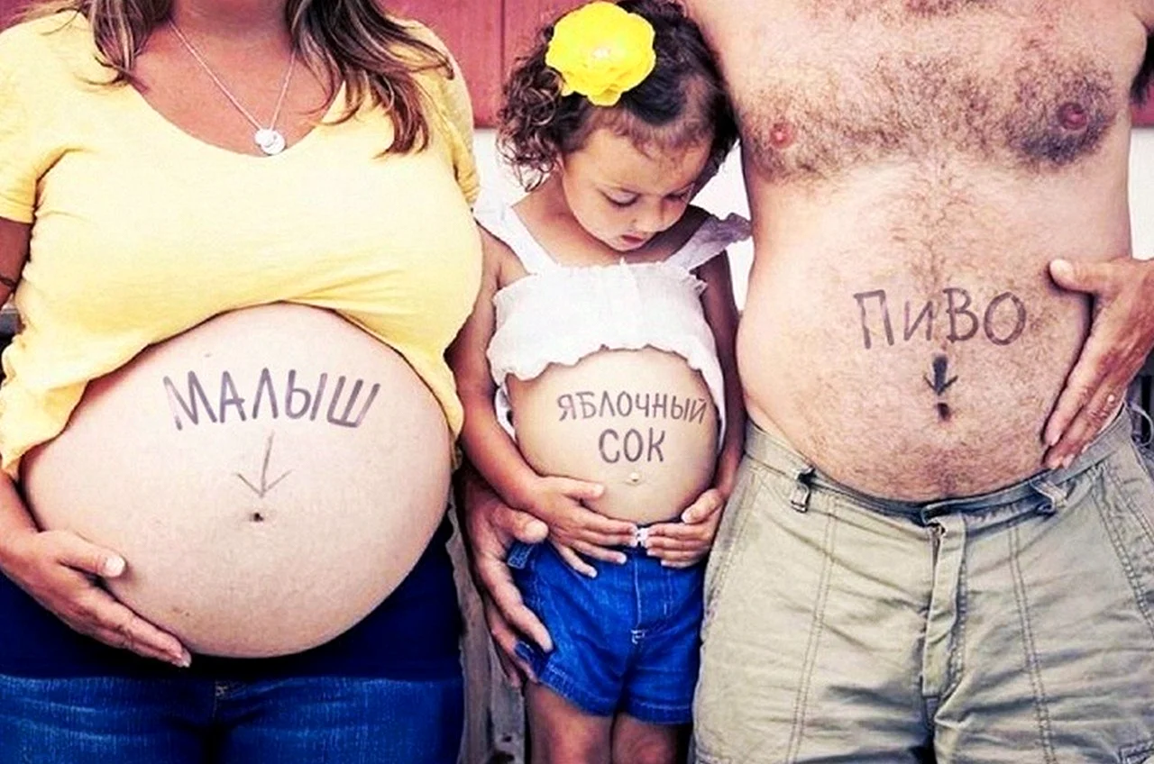 Смешная беременная семейная фотосессия