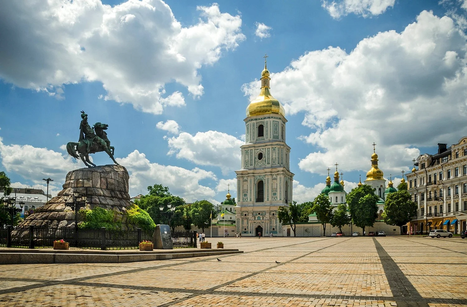 Софийский собор памятник Хмельницкому в Киеве