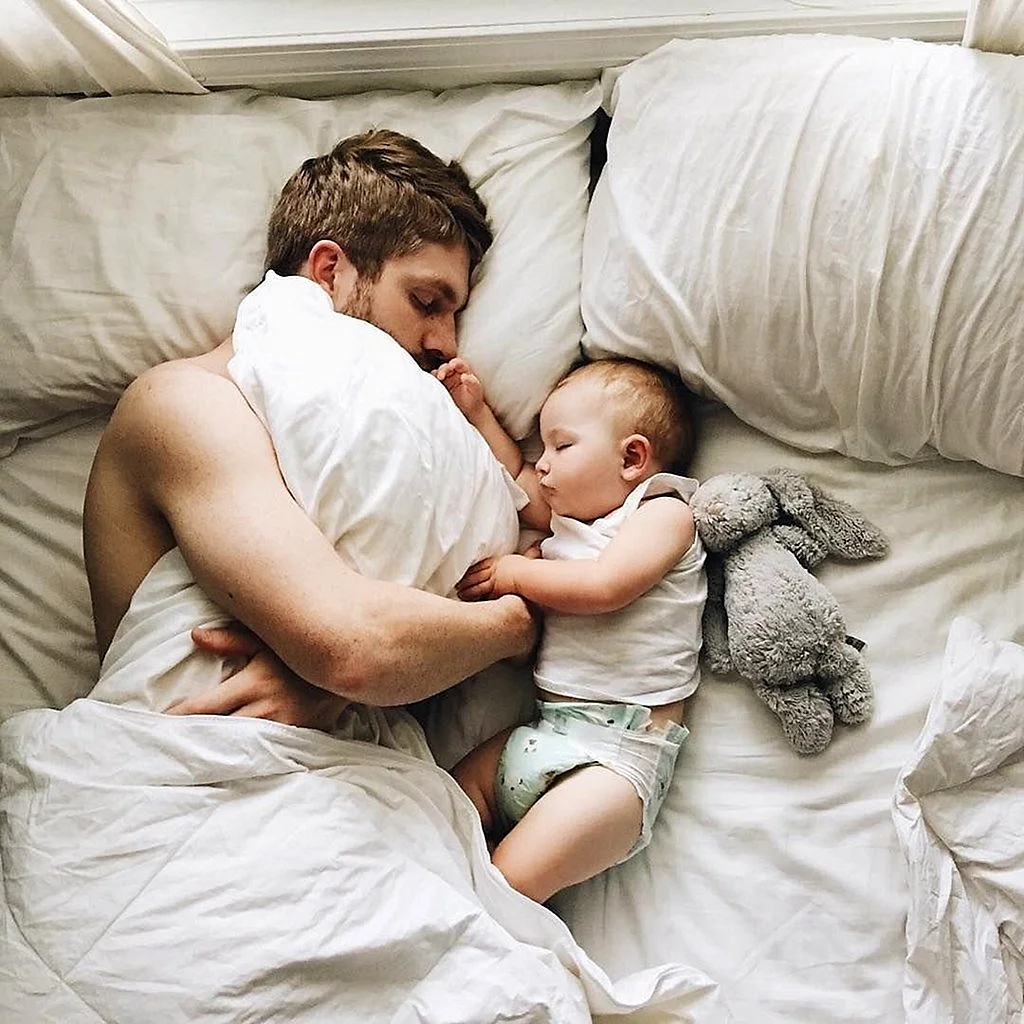 Спящий папа и малыш