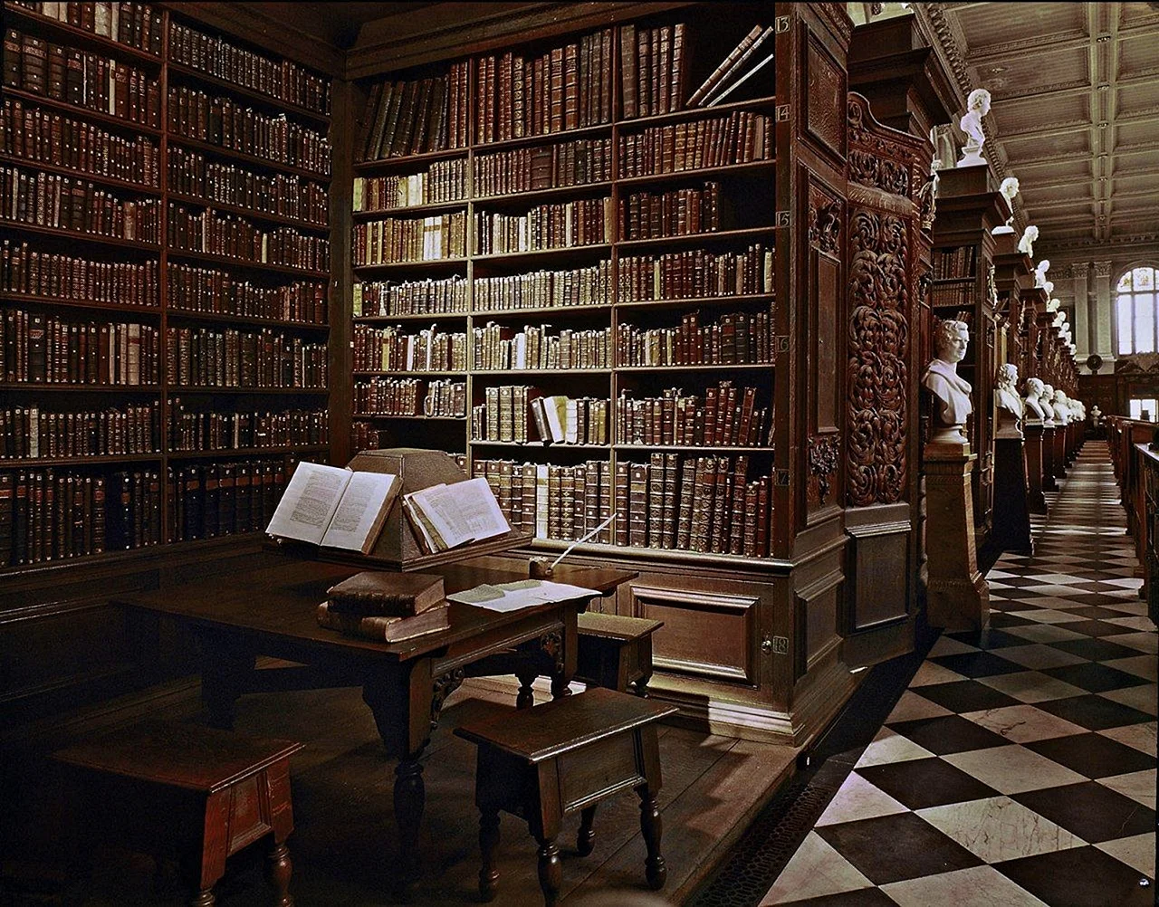Старинная библиотека