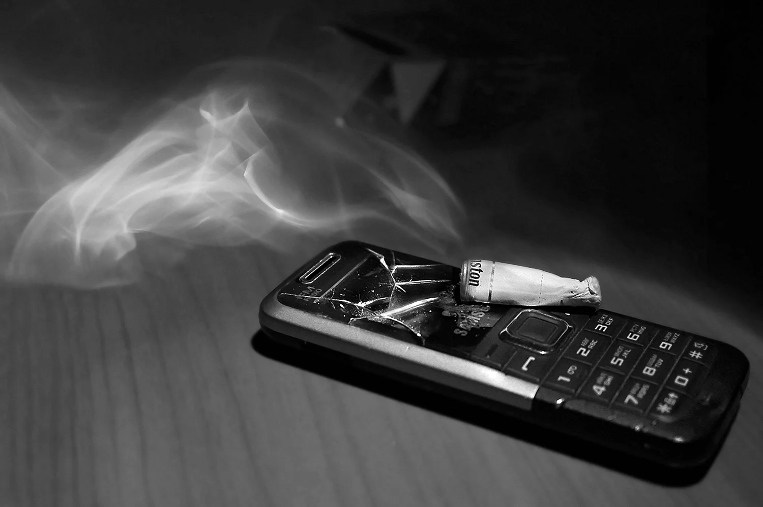 Телефон и сигареты