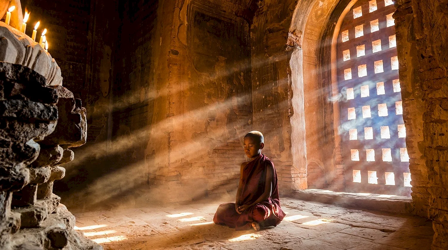 Тибетский монах медитациям свет