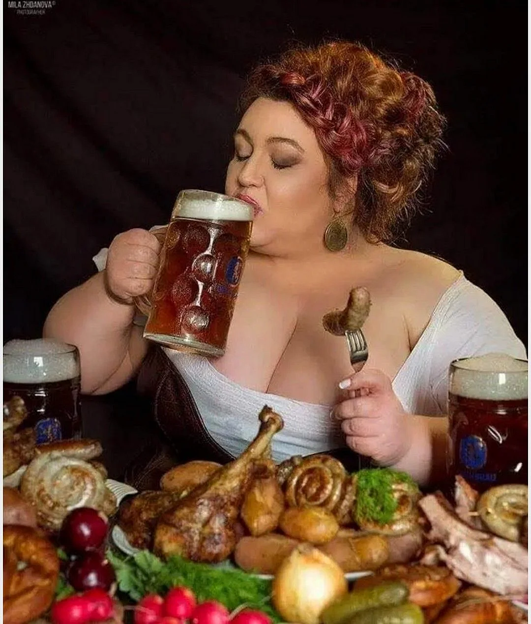 Толстые женщины с пивом