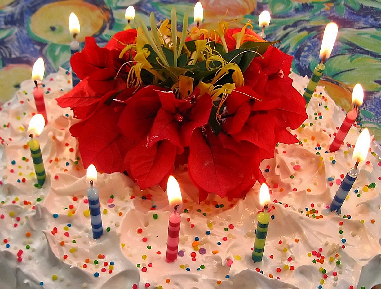 Торт с цветами и свечками