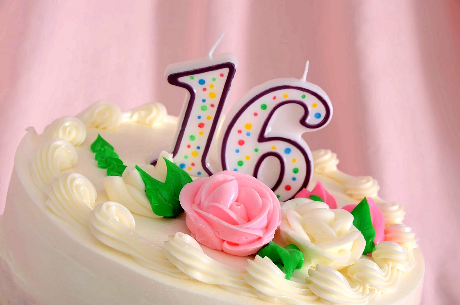 Торт со свечами 16 лет