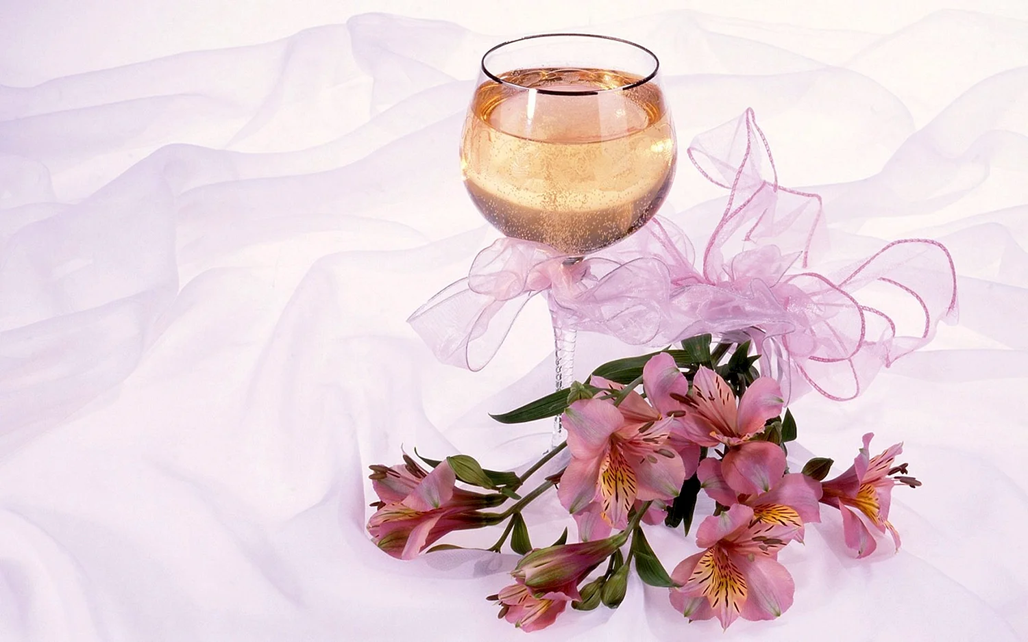 Цветы и бокалы с шампанским