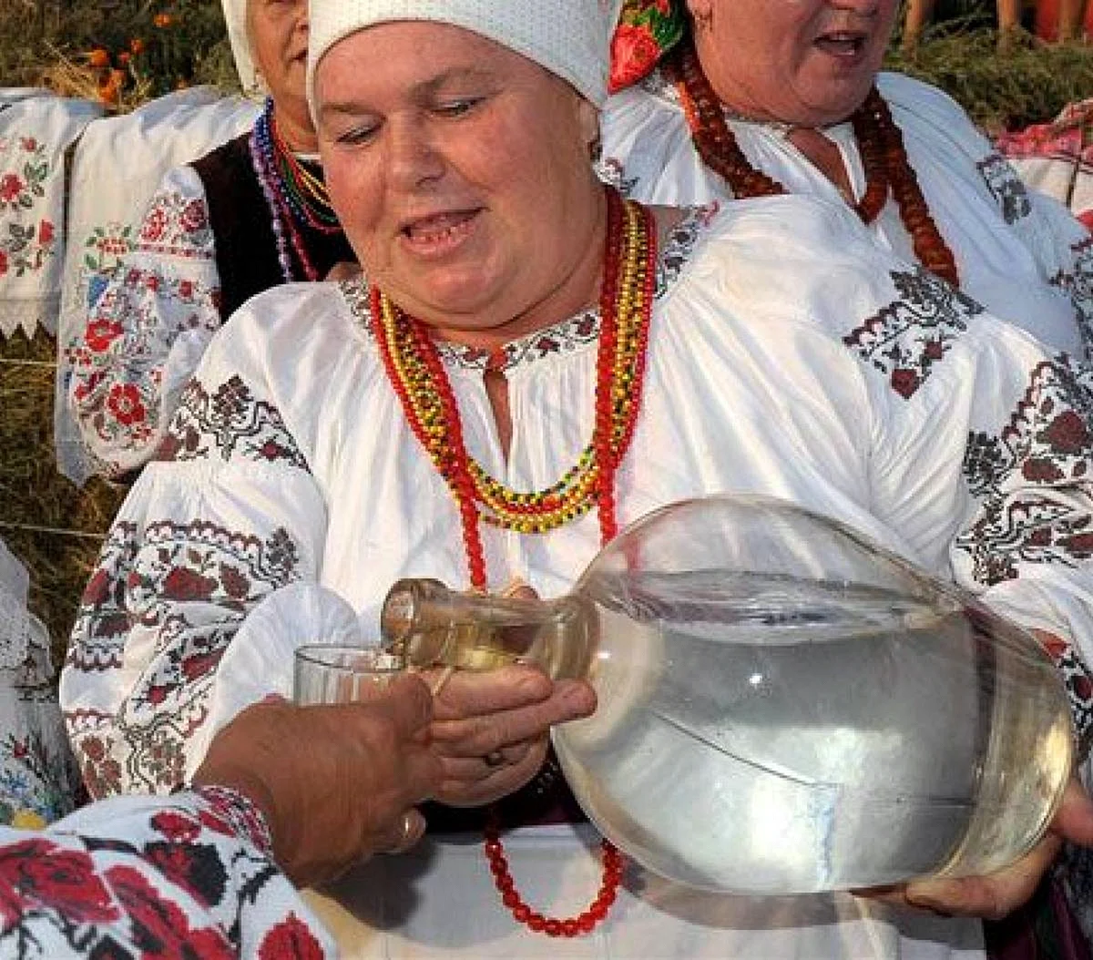 Украинка с самогоном