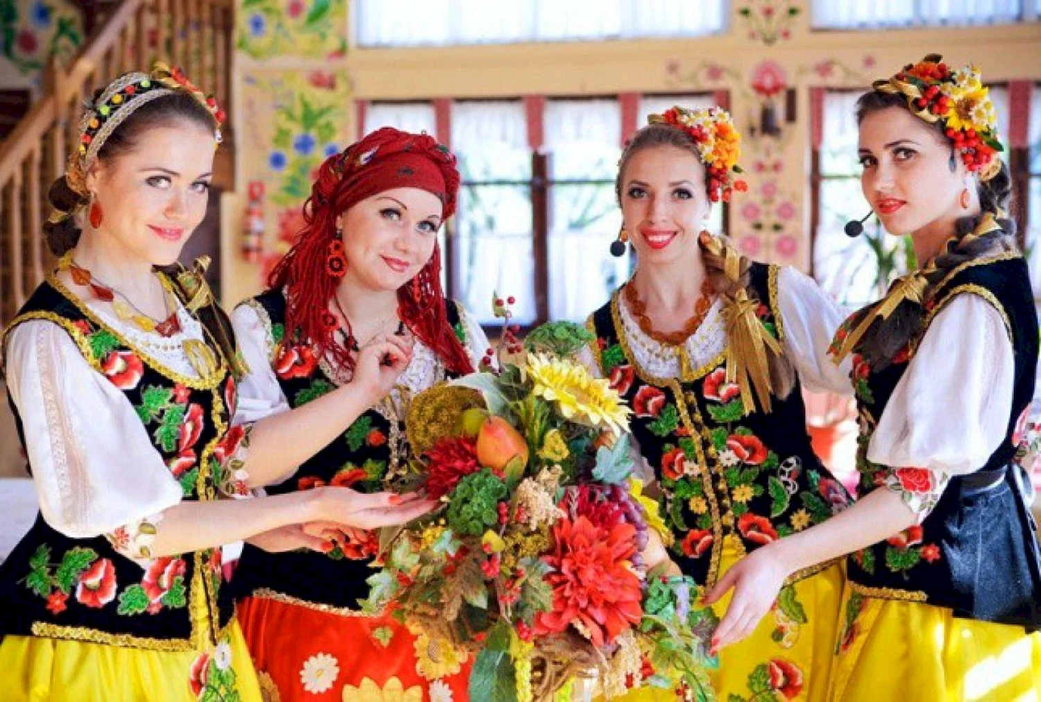 Украинка в национальном костюме