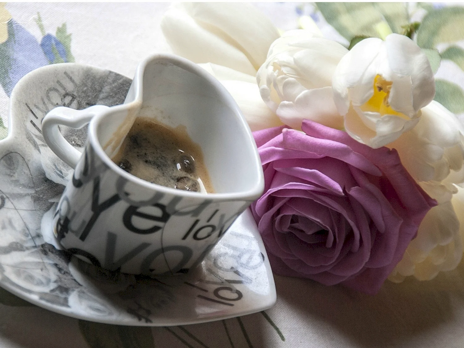 Утренний кофе и розы