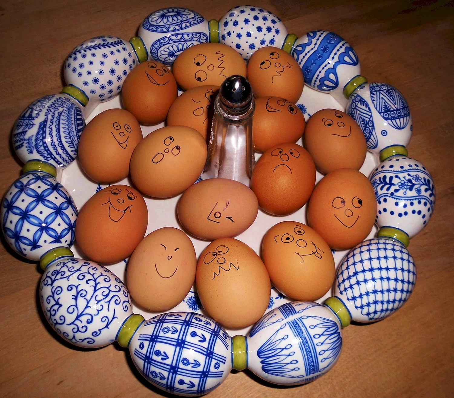 Веселые пасхальные яйца