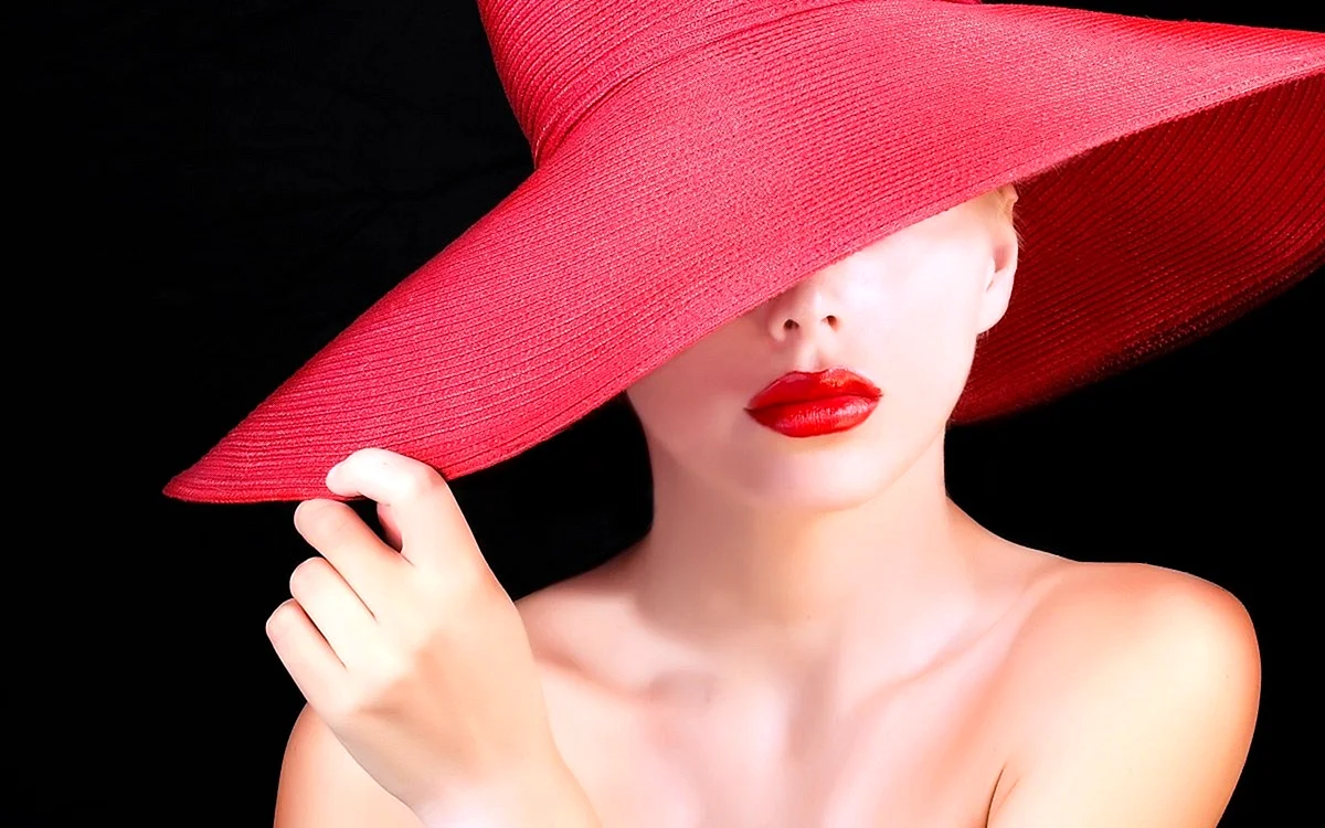 Виолетта Койфман в красной шляпе