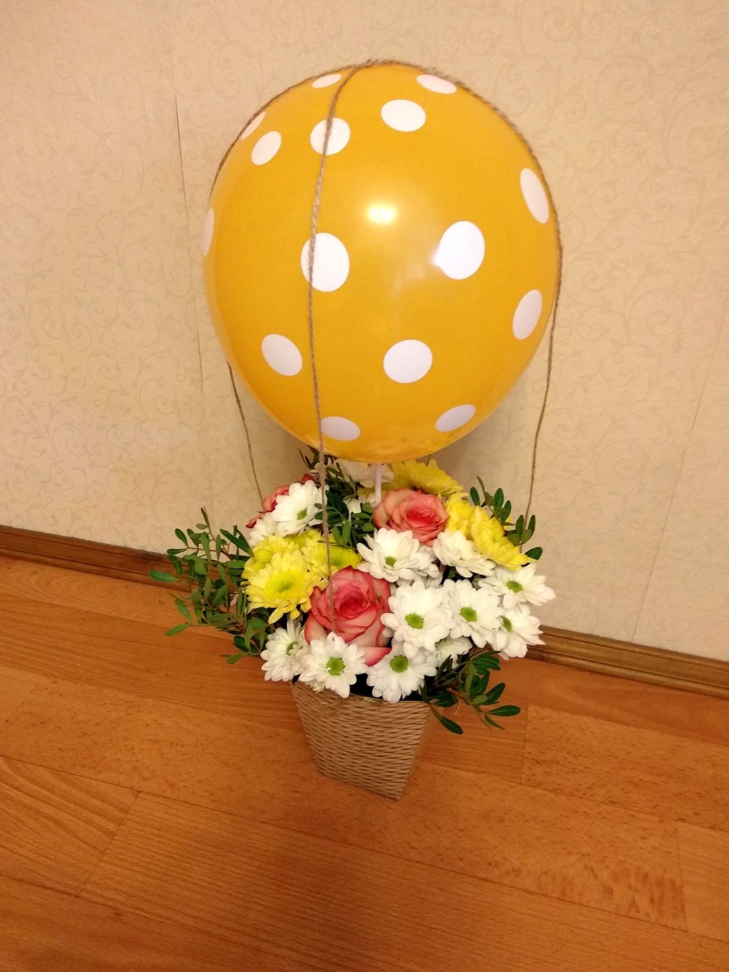 Воздушный шар с корзинкой цветов