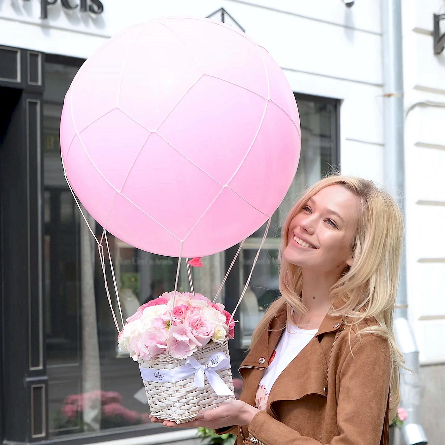 Воздушный шар с корзиной цветов