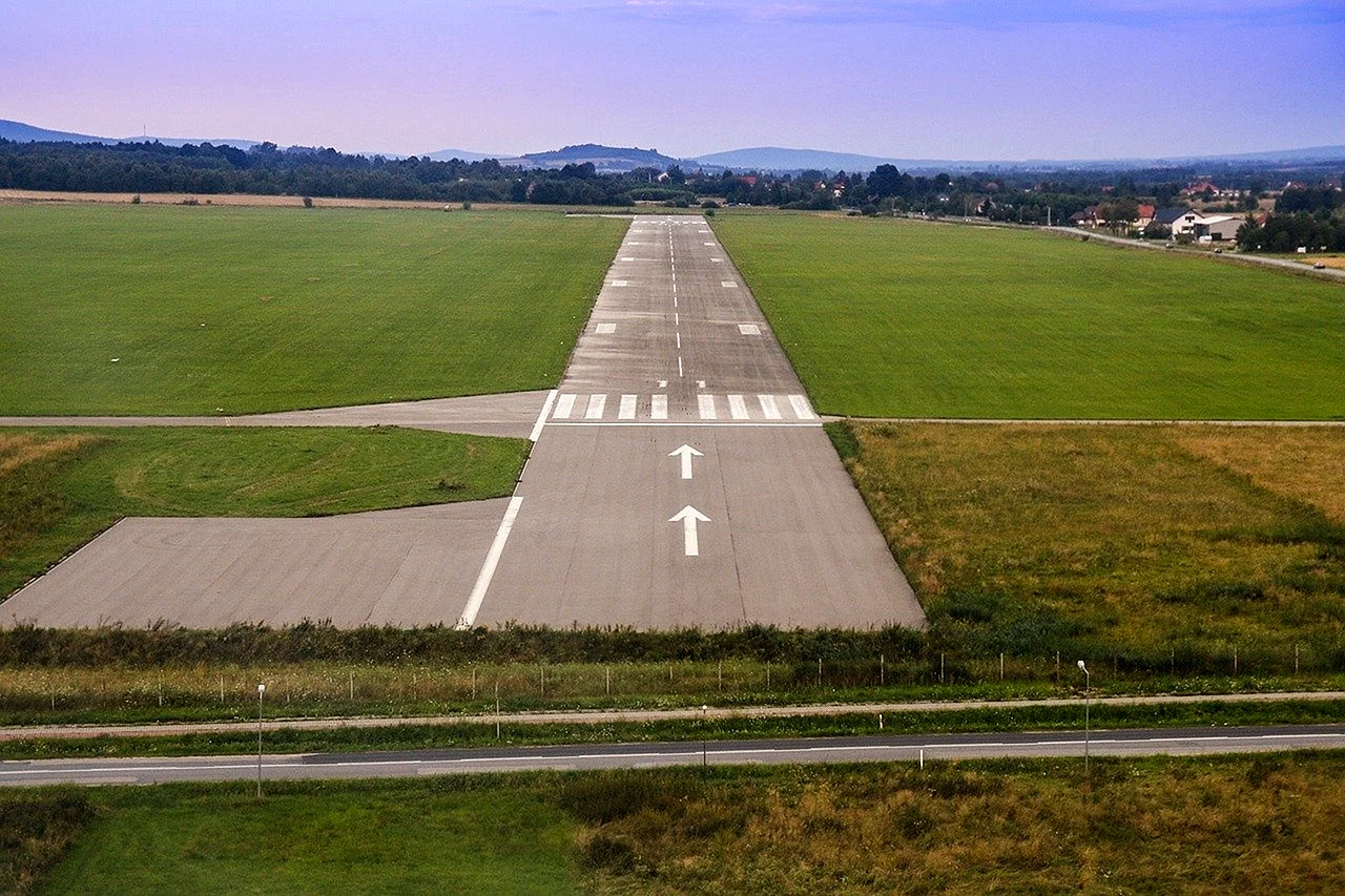 Взлетно посадочная полоса аэропорта