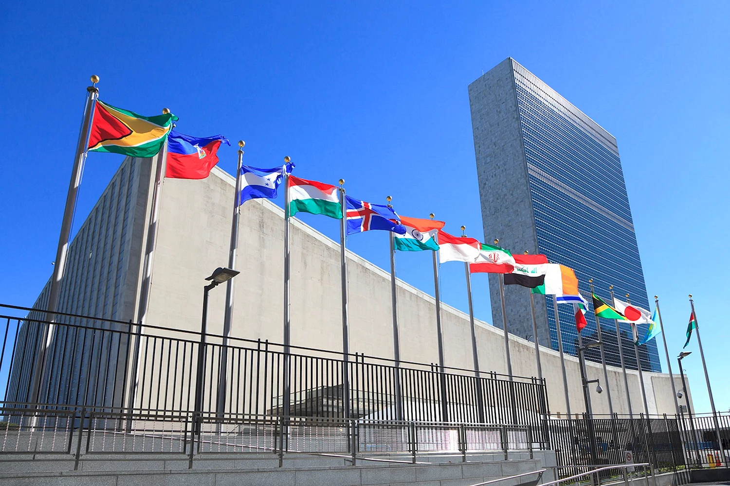 Здание ООН В Нью-Йорке флаги