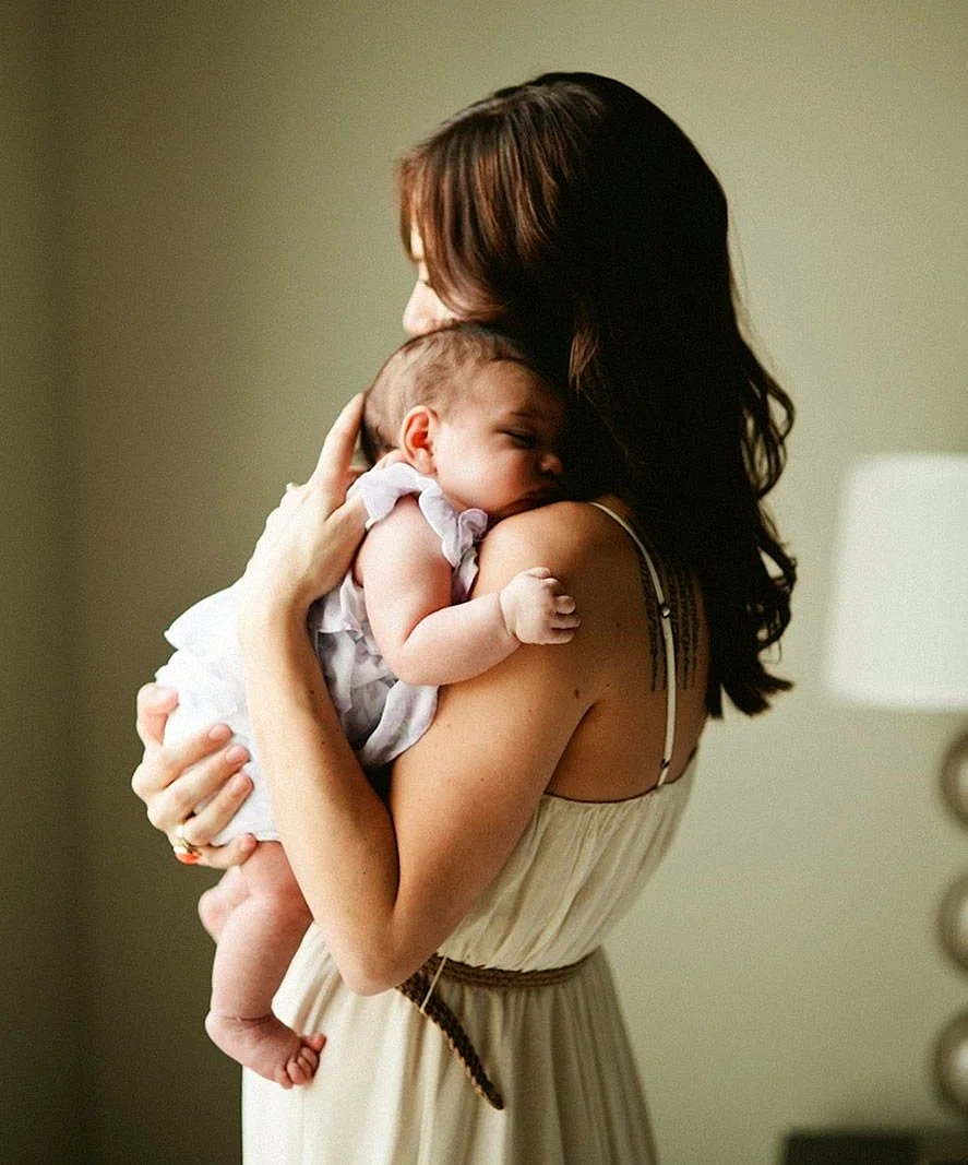 Фотосессия мамы с детьми. Мама с ребёнком на руках. Лама малыш. Девушка с младенцем. Мама с малышом на руках.