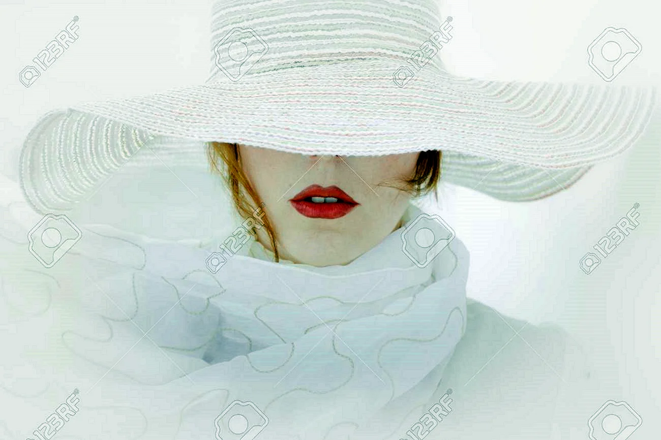 Женщина в белой шляпе