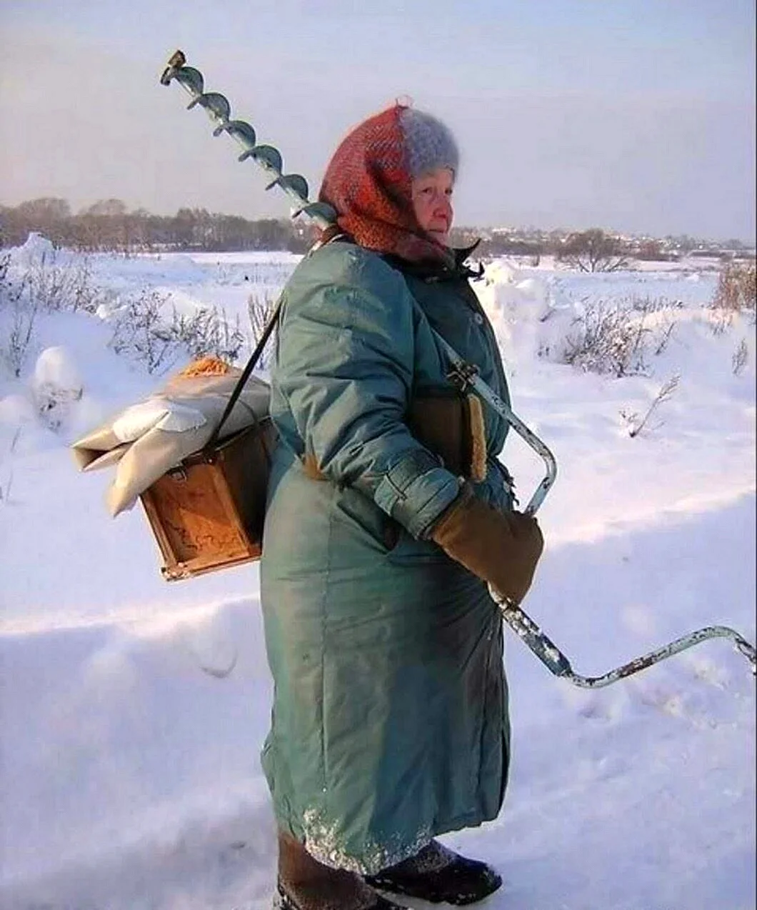 Женщины на зимней рыбалке
