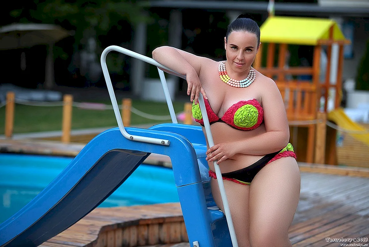«Фигурка - персик»: 53-летняя Стриженова в бикини сверкнула идеальным телом