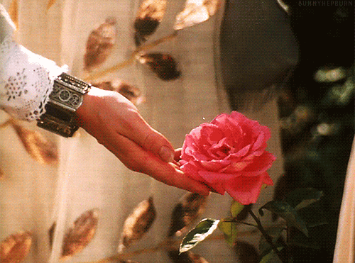 Женские руки с цветами. Цветы в руках мужчины. Цветок на руку.. Анимация цветы в руках. Гифки дарю цветы