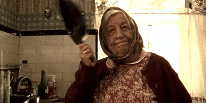 Бабуля не вовремя пришла. Бабка gif. Старуха. Старая женщина. Бабушка со сковородкой.