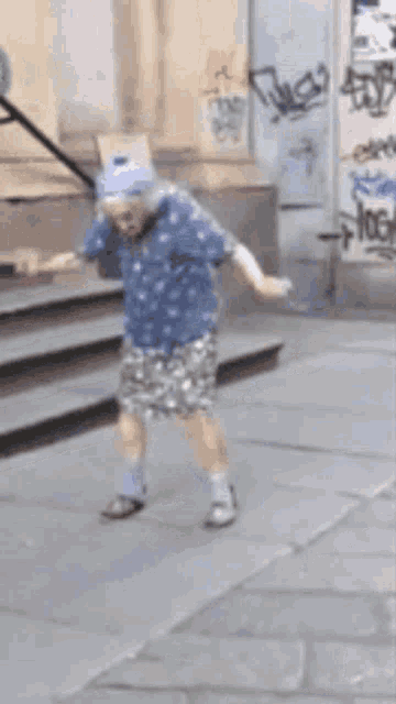 Танцующий дед глюкоза. Бабка танцует. Бабка пляшет. Танцующая старушка.