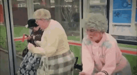 Веселые пенсионеры. Бабушка танцует. Бабка гифка. Бабуля пляшет. 2 толстый бабушке