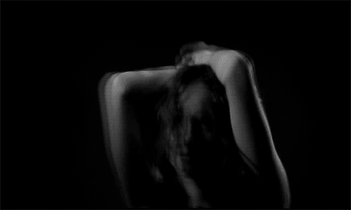Страстная ночь. Девушка танцует в темноте. Женщина сверху.