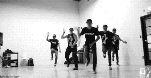 Гифки парень танцует