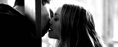 Гифки мужчина и женщина страсть. Страстный поцелуй. Гифки поцелуй. Красивый поцелуй гиф. Нежный поцелуй гиф.