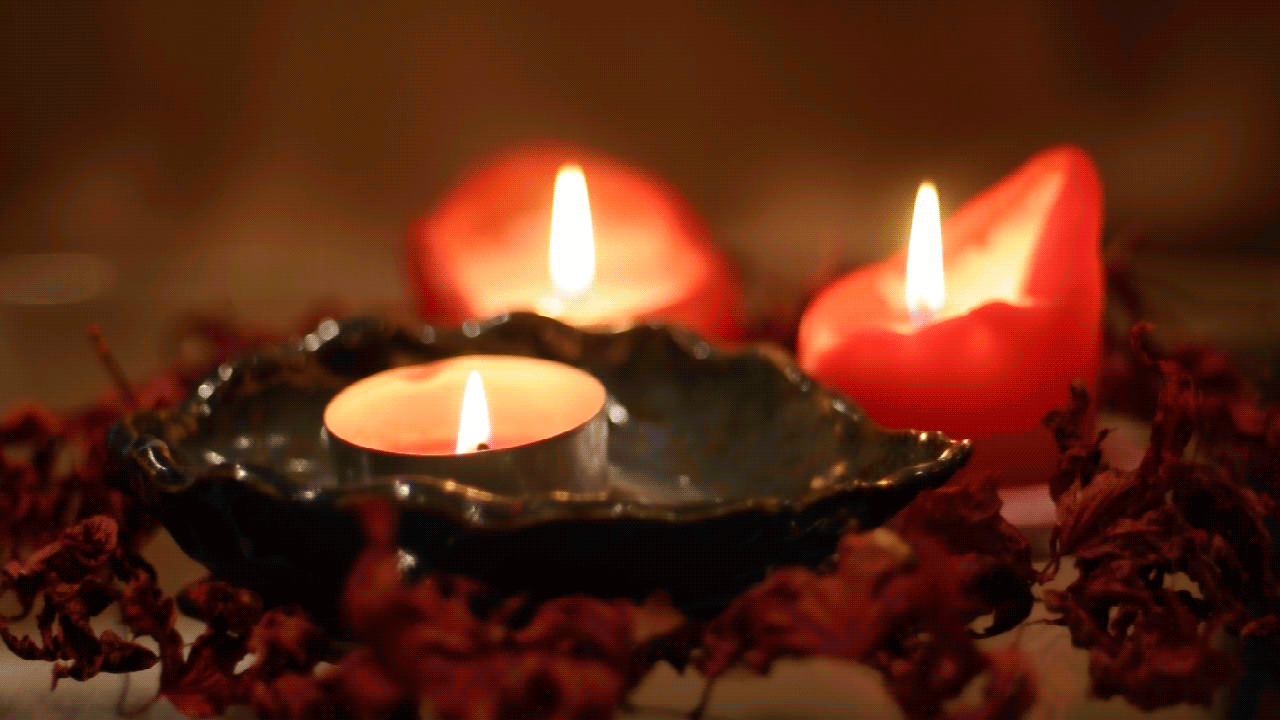 Горят три свечи. Горящие свечи. Свечи романтика. Горящие свечи гиф. Свеча анимация.