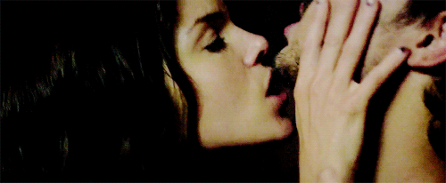 Мужчина облизывает губы. Страстный поцелуй. Страстный поцелуй в губы. Страстный поцелуй с языком. Девушка целует девушку в шею.