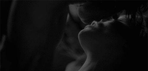 Страстный поцелуй. Нежный поцелуй. Нежный поцелуй в темноте. Нежные поцелуи по телу. Гифка поцелуй груди