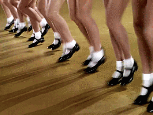 Пляшет скачет. Ноги в движении. Женщина бежит. Гифки смешные танцы. Ноги анимация.