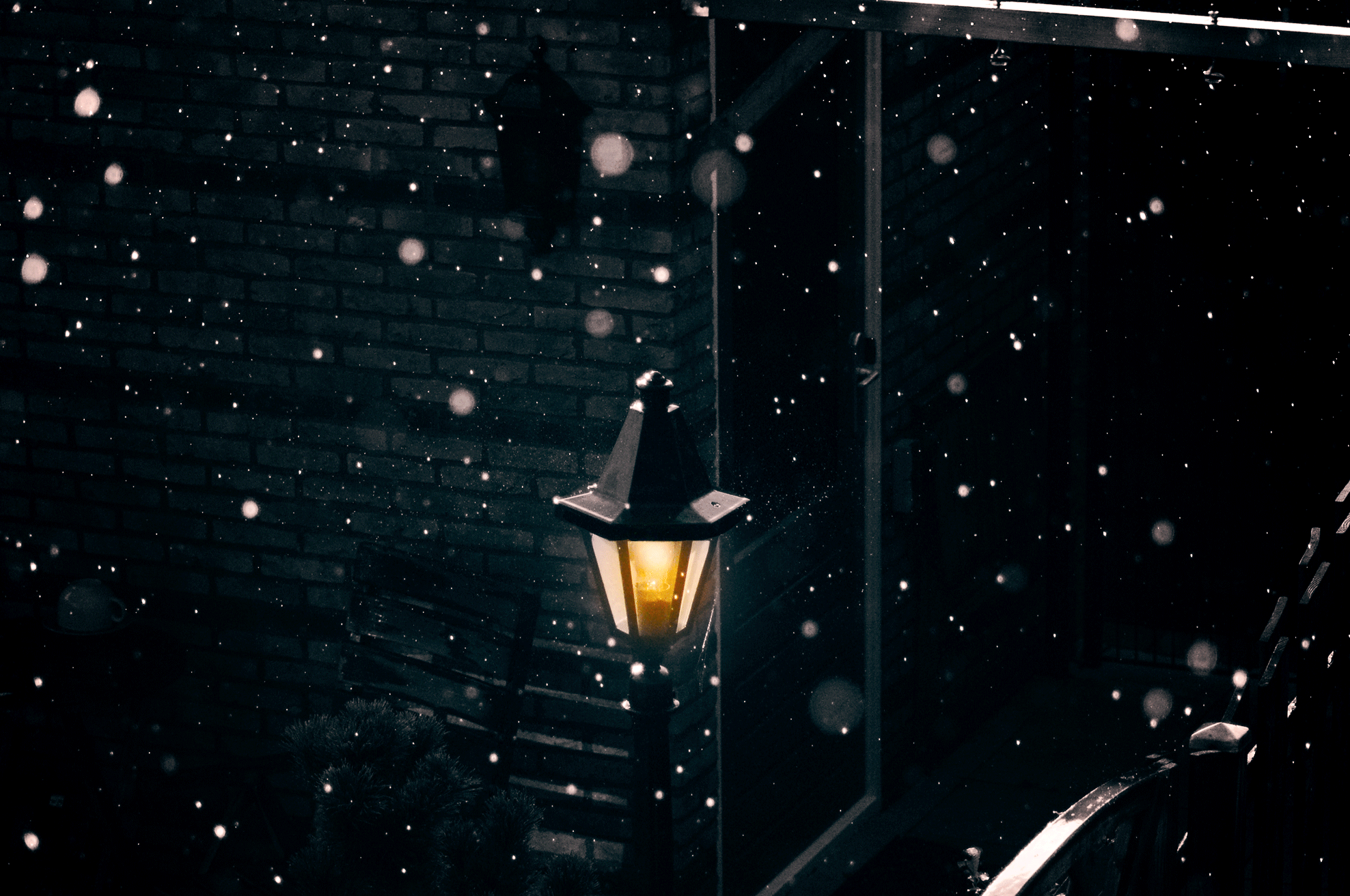 Падающий снег. Падающий свет. Уличный фонарь ночью. Окно ночью. Тишина падающего снега