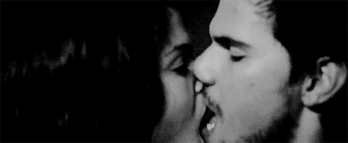 Парень целует девушку гифка. Страстный поцелуй с языком. Поцелуй с языком gif. Поцелуи страстные в губы. Горячие поцелуи с языком.