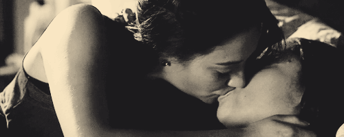 Поцеловал мальчика в живот. Целует в шею. Парень целует девушку в шею. Гифки поцелуй. Страстный поцелуй в шею гифка.