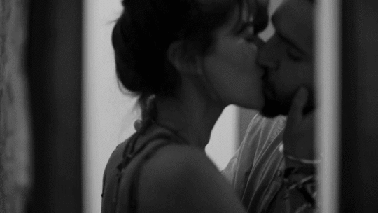 Страстный поцелуй. Гифки поцелуй. Нежный страстный поцелуй. Страстный поцелуй гифки. Гифка поцелуй груди