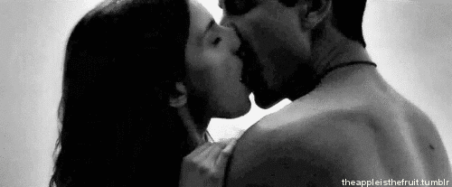 Гифка поцелуй груди. Страстный поцелуй. Гифы страсть. Страстный поцелуй gif. Страстный поцелуй с языком.