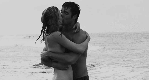 Страстный поцелуй на пляже
