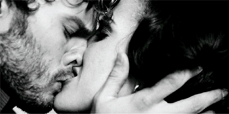Поцелую ниже пояса. Страстный поцелуй. Нежные объятия и поцелуи. Поцелуй страсть. Нежный поцелуй.