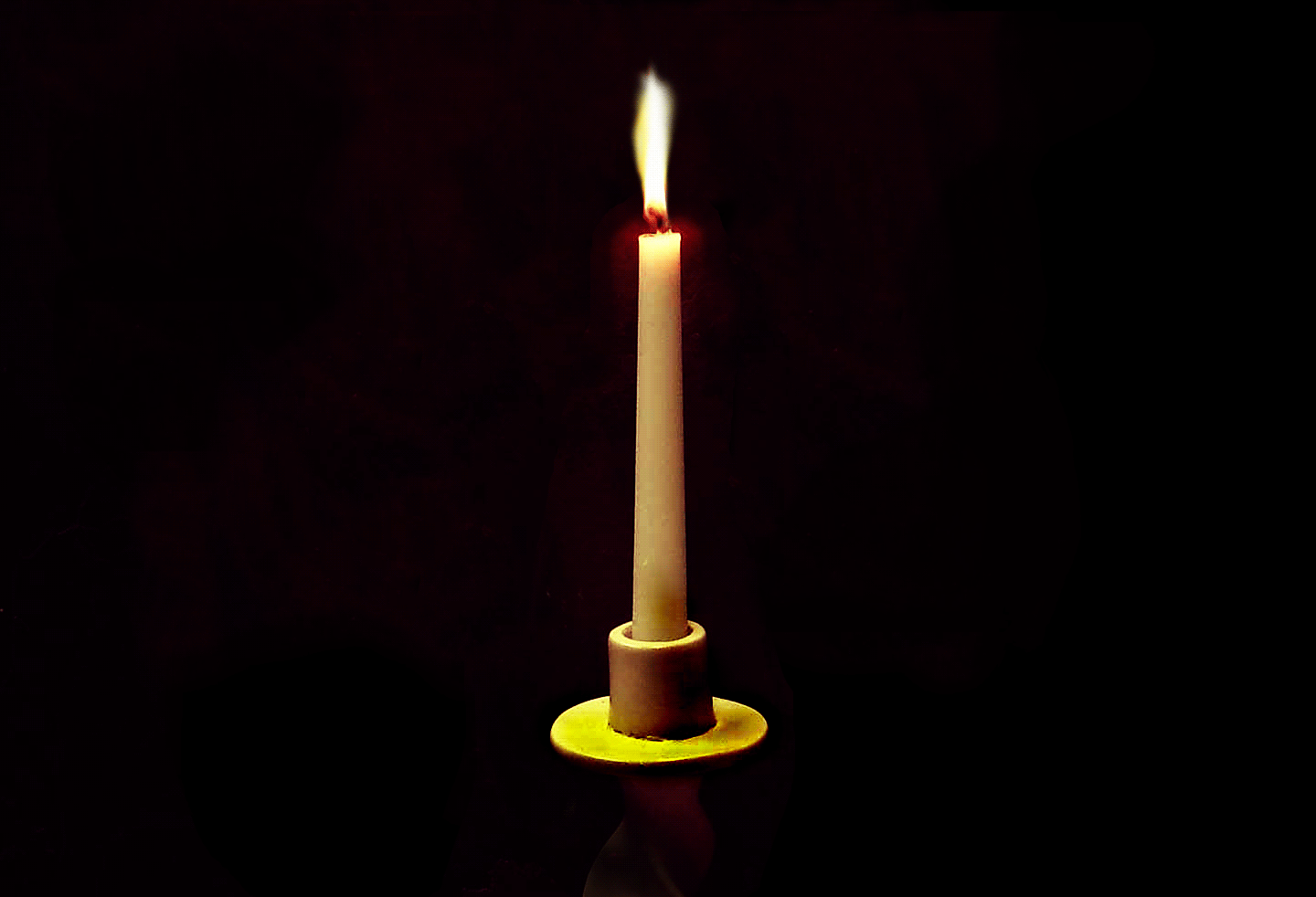 Свеча анимация. Горящие свечи. Горящая свеча гиф. Зажженная свеча. Эмодзи скорби