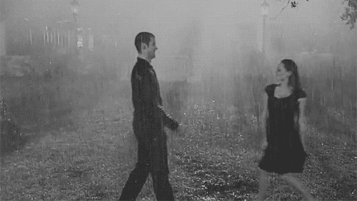 Кружимся но расстанемся это наш последний. Пара танцует под дождем. Танец под дождем анимация. Парень и девушка танцуют на улице. Ливень гиф.