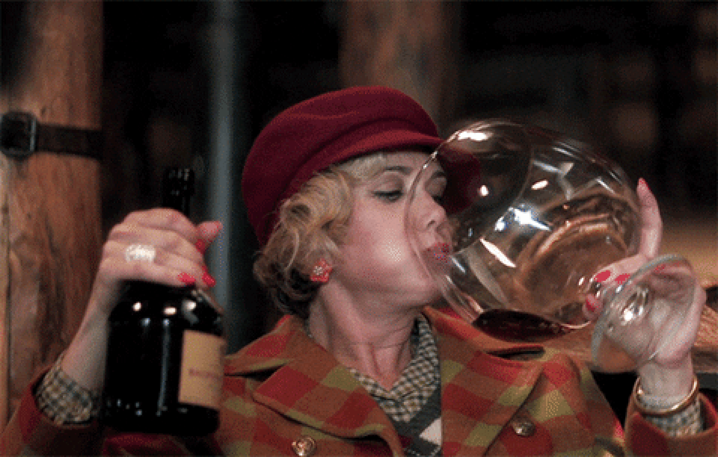 А ну налей бокал вина. Дринкин вайн. Женщина с огромным бокалом. Женщина пьет. Женщина пьет вино.