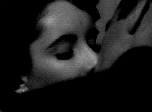 Женщина целует мужчину гифки