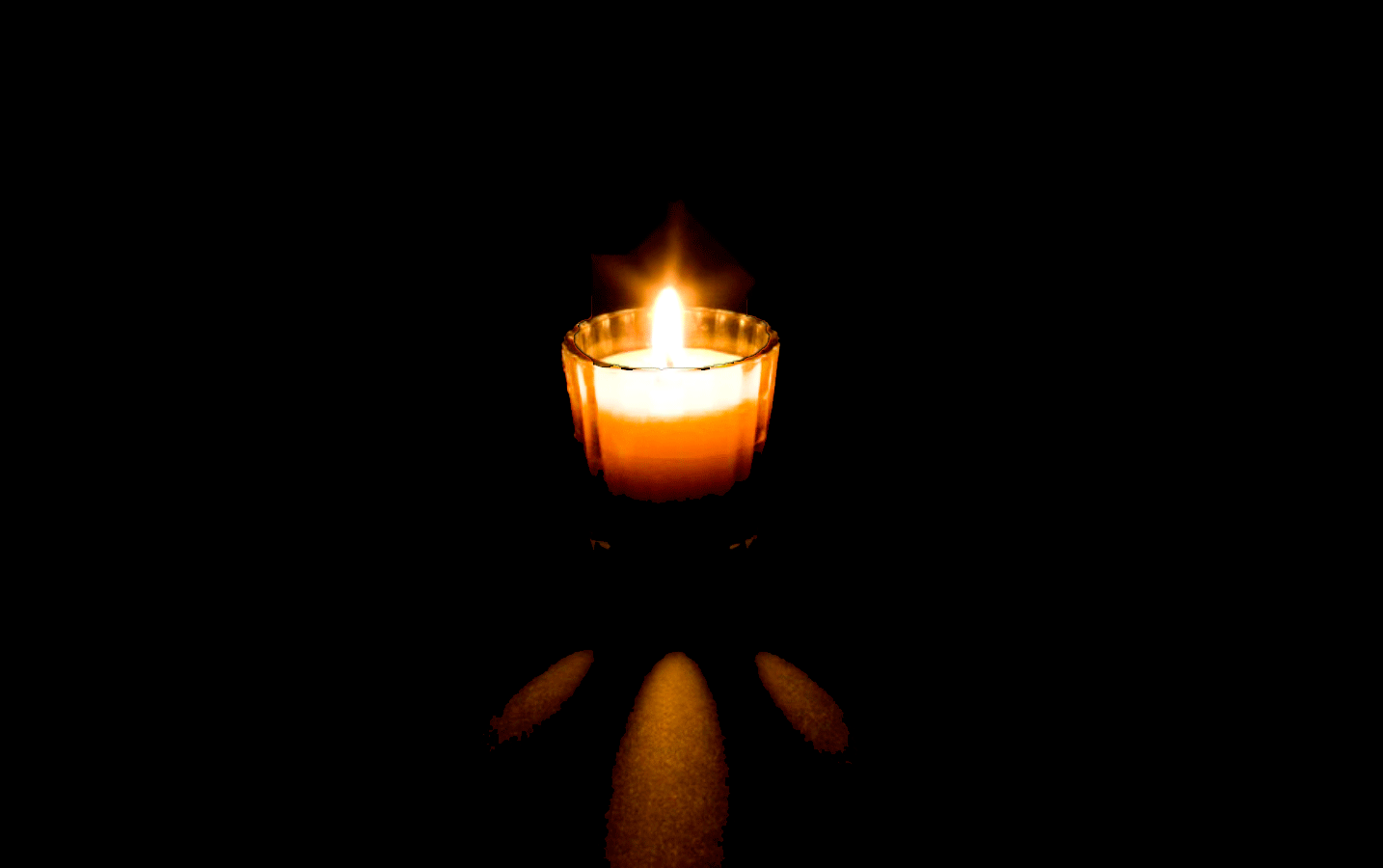 Свеча памяти. Горящие свечи памяти. Свеча на темном фоне. Горящая свеча анимация. Память gif